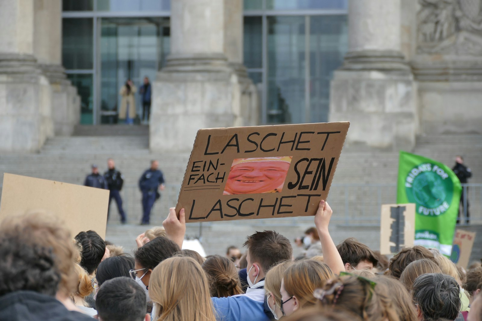 Manifestantes sostienen pancartas frente a un edificio durante una protesta climática en Berlín.